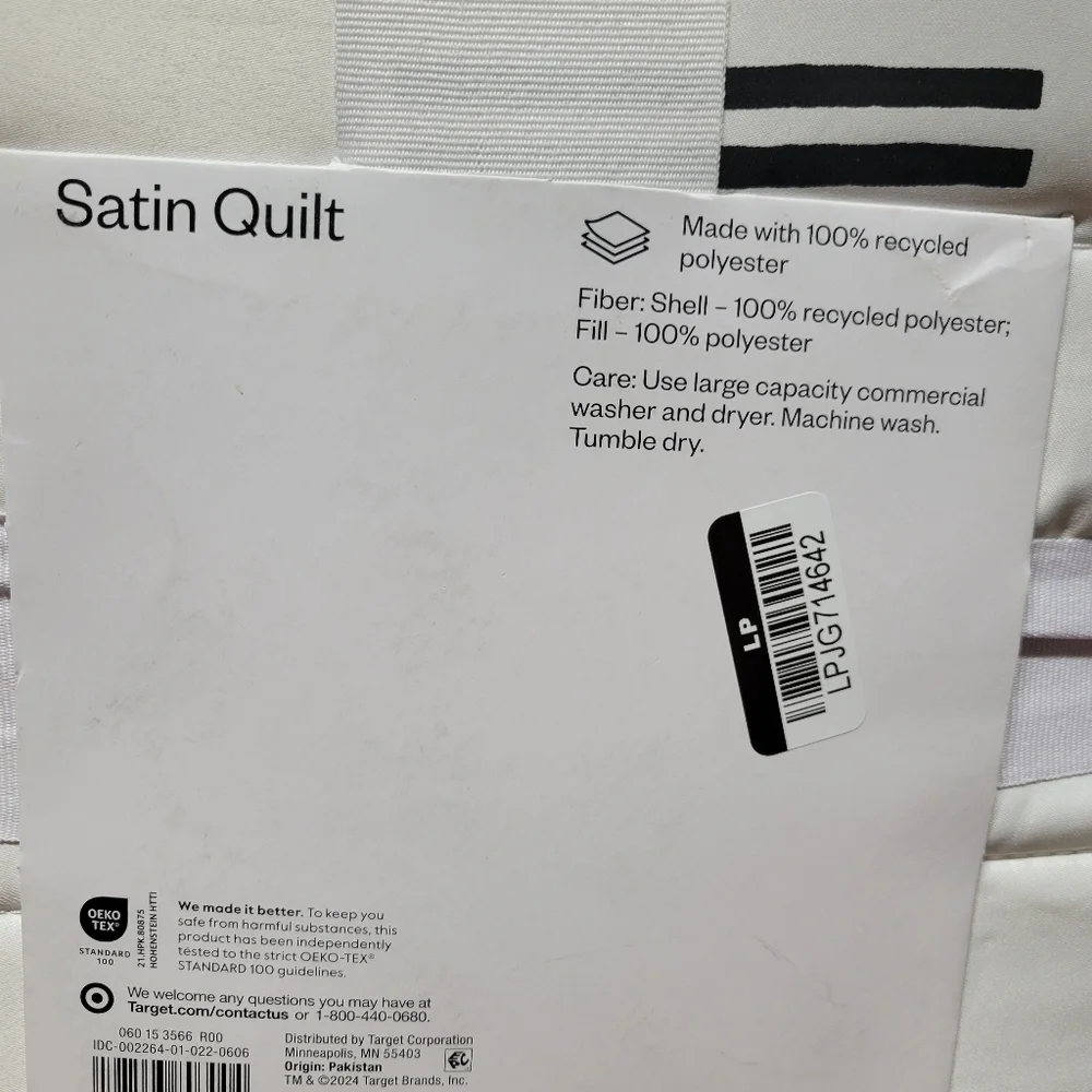 Room Essentials Black & White Satin Quilt Full/Queen Nwt